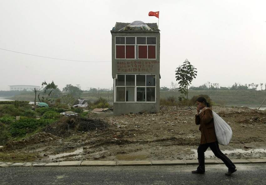 كيف تحول أصحاب المنازل «العنيدون» إلى أبطال في الصين؟