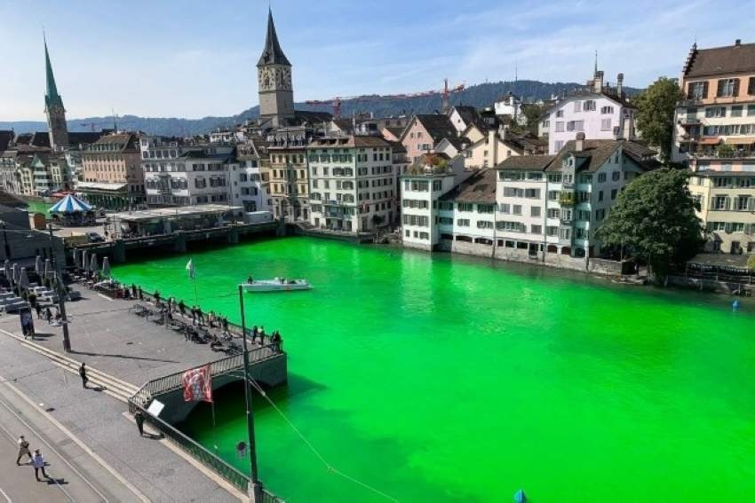 مياه نهر سويسري تكتسي الأخضر الفاقع
