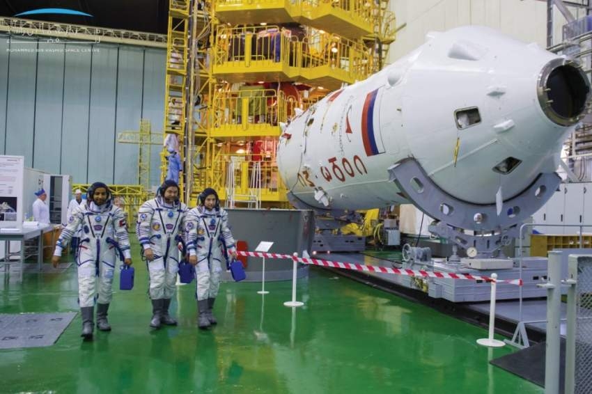 رائدا الفضاء الإماراتيان يرفعان «علم الإمارات» قبيل الانطلاق للفضاء