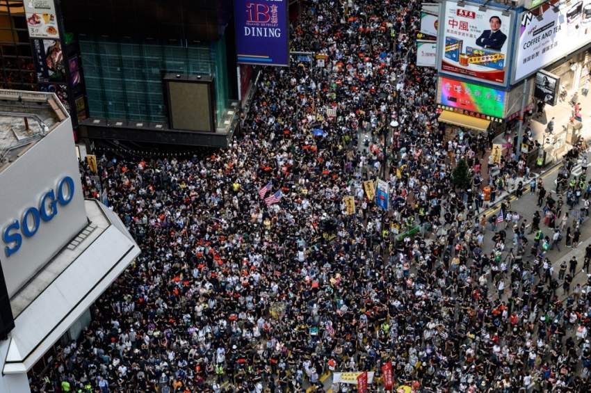 المتظاهرون يعودون لشوارع هونغ كونغ رغم حظر مسيرة احتجاجية