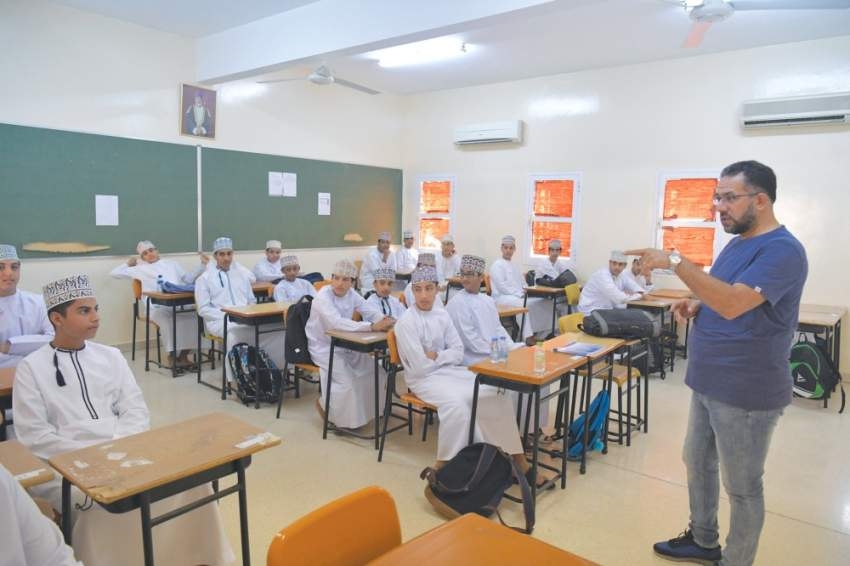 منصات رقمية عمانية تحيل التعليم التقليدي إلى التقاعد