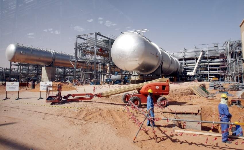 النفط يقفز نحو 15% في حجم معاملات قياسي بعد هجوم أرامكو