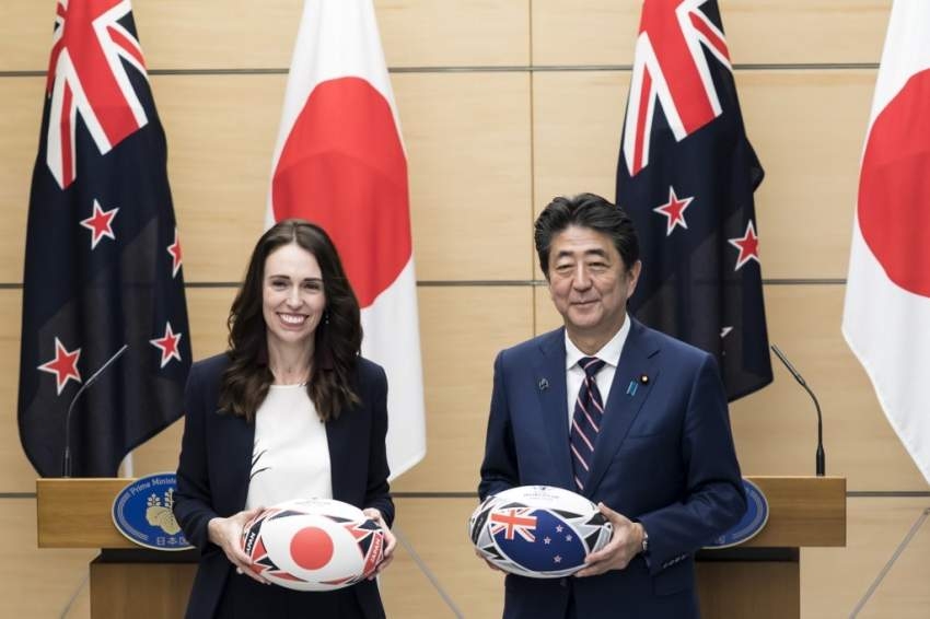 رئيسة وزراء نيوزيلندا تقع في خطأ محرج أثناء زيارتها لليابان