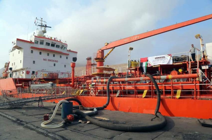 الإمارات تسيّر سفينة تحمل مشتقات نفطية عاجلة لمحطات كهرباء ساحل حضرموت