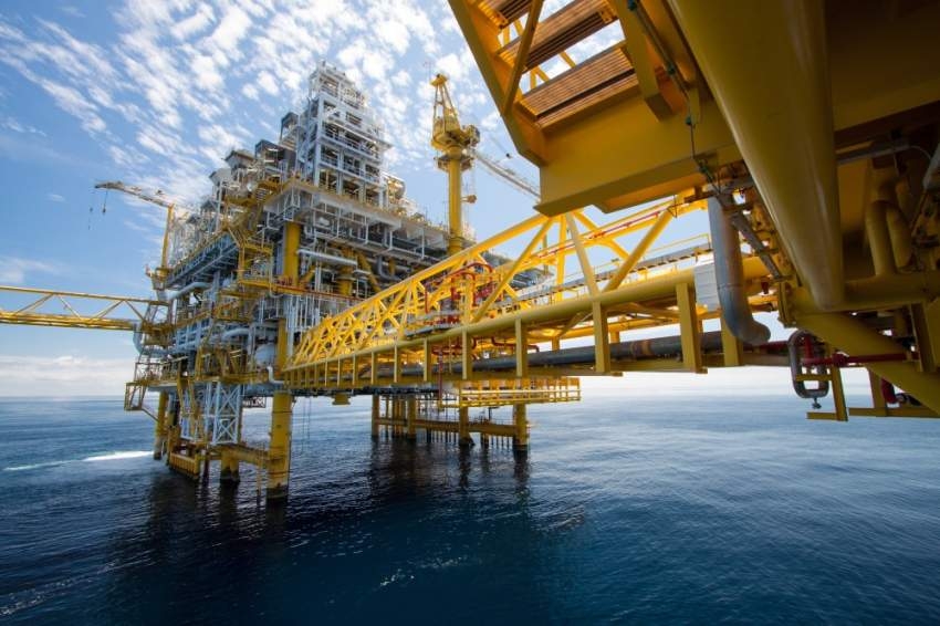 النفط يرتفع بعد أسبوع مضطرب  وسط تطمينات سعودية بشأن الإنتاج