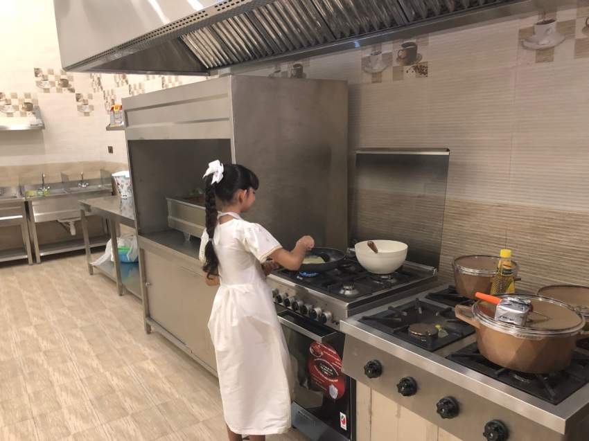 15 ناشئة تستكشفن مذاقات الأطباق الإماراتية في رأس الخيمة