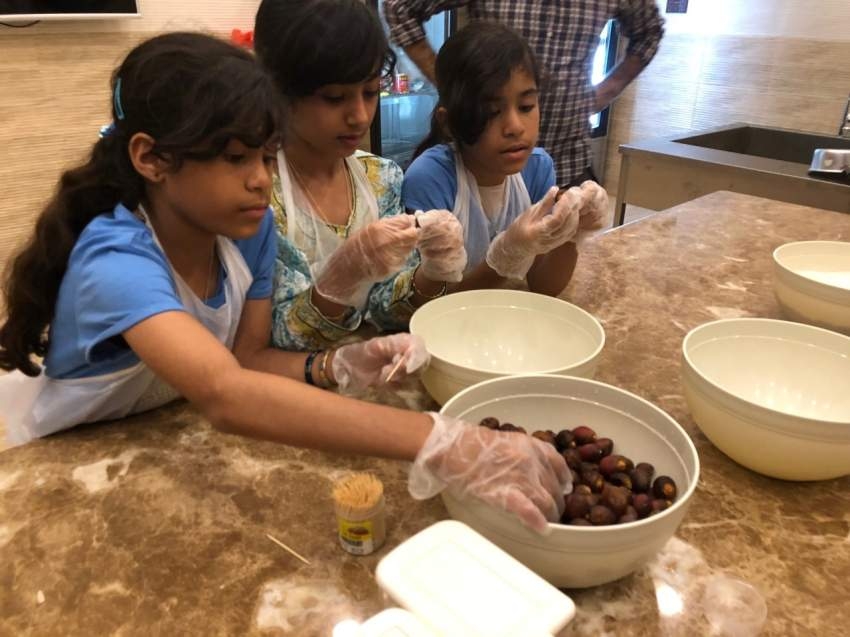 15 ناشئة تستكشفن مذاقات الأطباق الإماراتية في رأس الخيمة