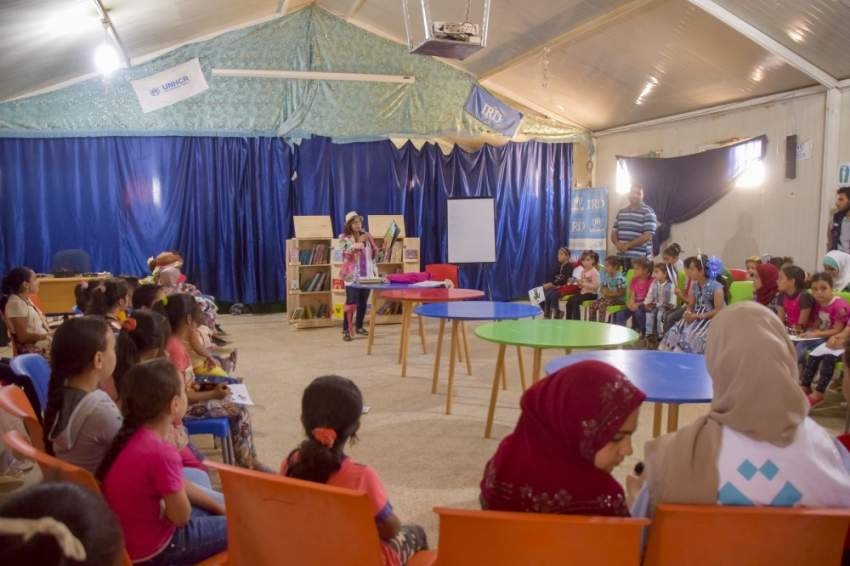 «كلمات» تهدي أطفال مخيم الزعتري 2000 كتاب