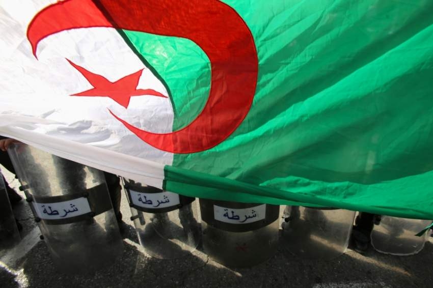 الجزائر تصادق على قانون يمنع العسكريين من ممارسة السياسة لـ5 سنوات