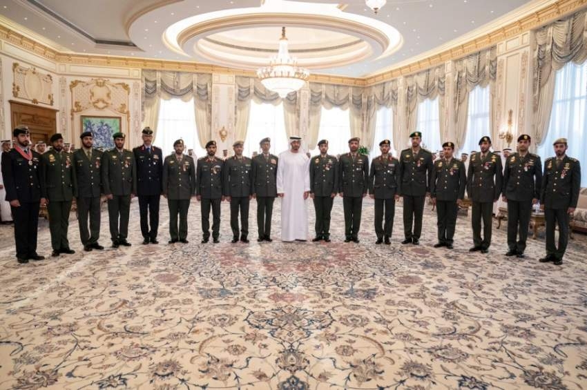 محمد بن زايد يقلد عدداً من منتسبي القوات المسلحة أوسمة «المجد» و«الإمارات»