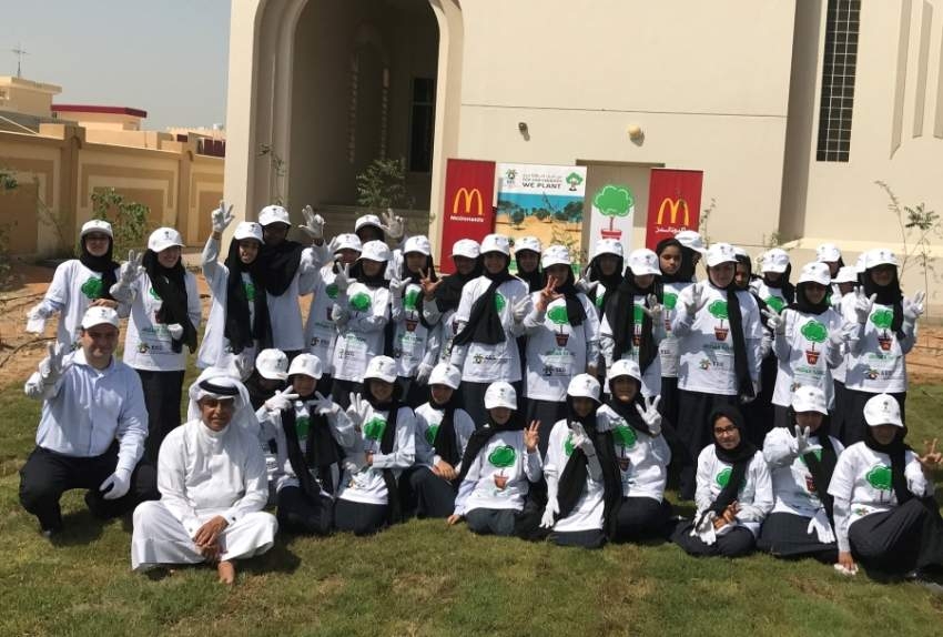 2800 طالب يزرعون 760 شجرة سدر وغاف ونخيل في الإمارات