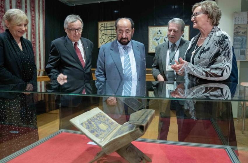 سلطان القاسمي يزور مكتبة ياجيلونيان التاريخية في بولندا