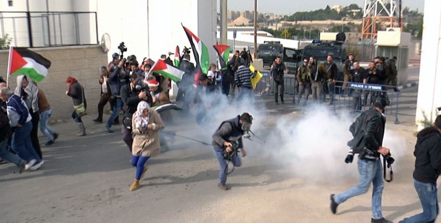 فلسطينيون يشتبكون مع قوات الاحتلال لمنع مصادرة أراضيهم