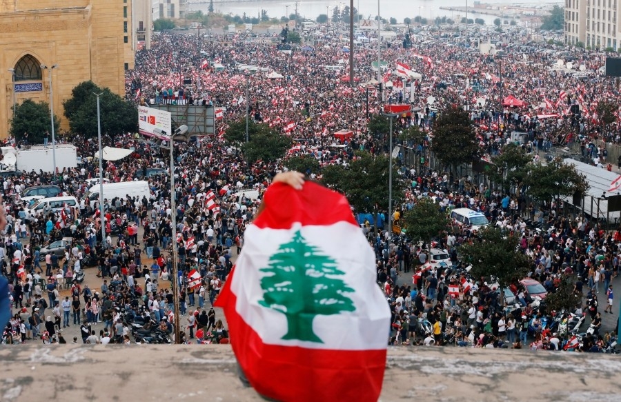 اللبنانيون يواصلون الحشد مع قرب انتهاء مهلة الحريري