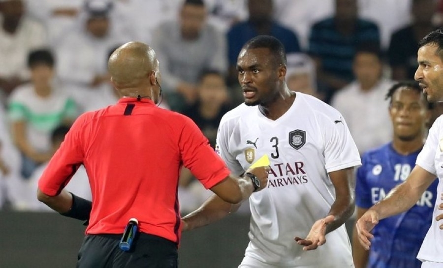 إيقاف لاعب قطري 5 أشهر لاعتدائه على حكم