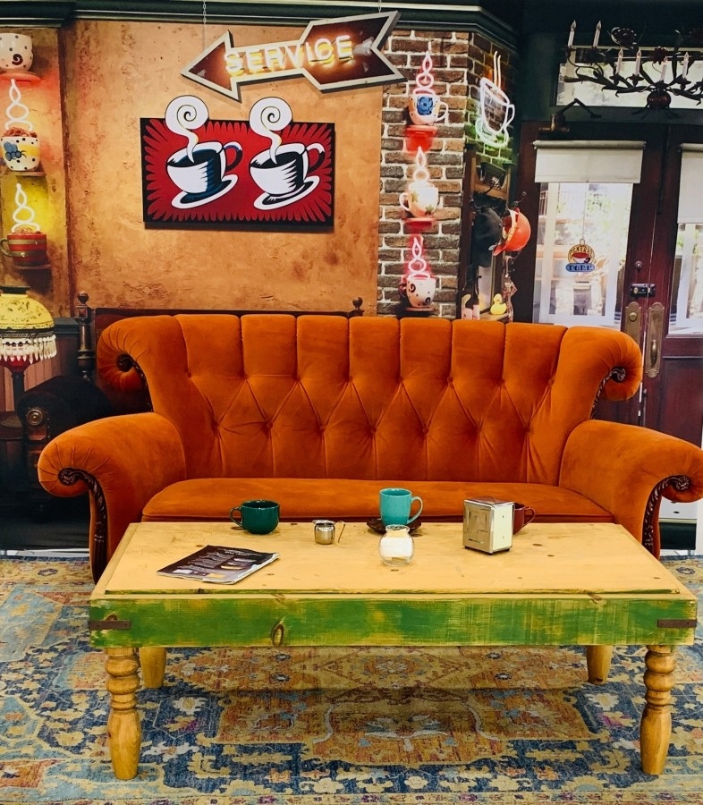 أريكة برتقالية للاحتفاء بـ"فريندز" في دبي