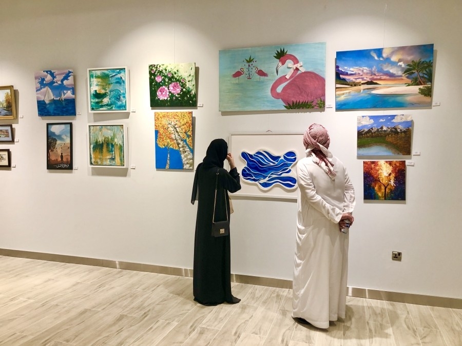 18 عملاً فنياً توثق عراقة «أسواق الإمارات القديمة» في أبوظبي