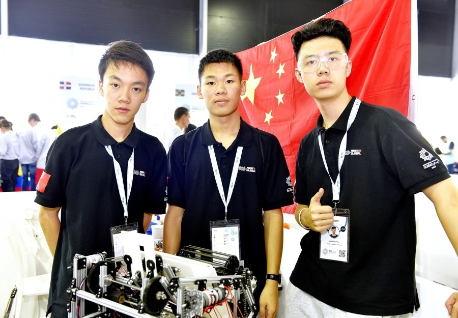 روبوتات صينية تتقمص حركة اليد البشرية في بطولة فيرست جلوبال