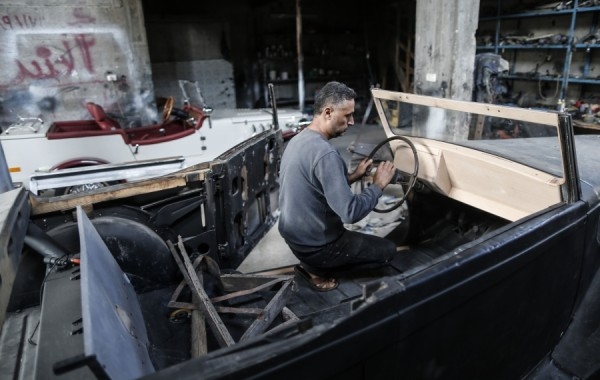 الشندي.. فلسطيني يعيد الحياة إلى السيارات الكلاسيكية