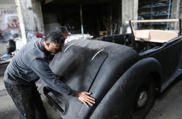 الشندي.. فلسطيني يعيد الحياة إلى السيارات الكلاسيكية
