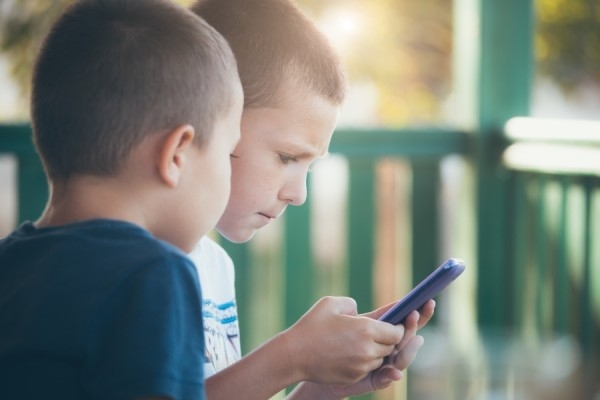 تداعيات «كارثية» للهواتف على تطور الأطفال