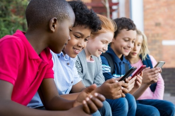 تداعيات «كارثية» للهواتف على تطور الأطفال