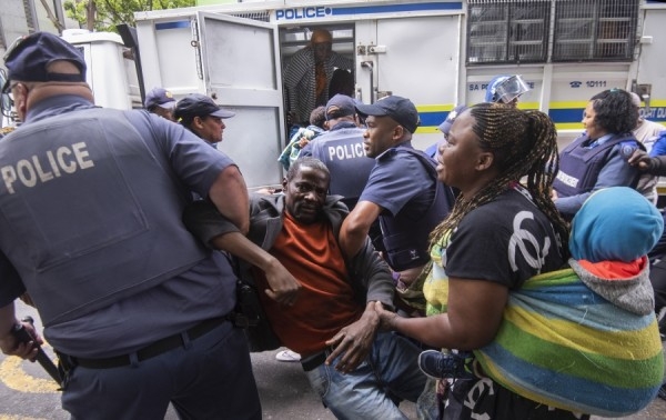 شرطة جنوب أفريقيا تلقى القبض على متظاهرين  أجانب