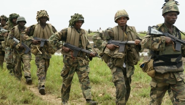 مقتل 12 جندياً في هجوم مسلح بالنيجر