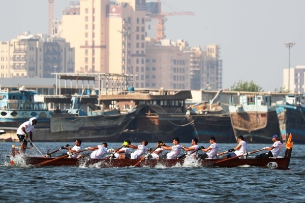 قوارب التجديف 30 قدماً تتنافس في قناة دبي المائية