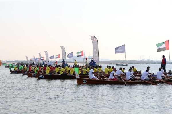 قوارب التجديف 30 قدماً تتنافس في قناة دبي المائية