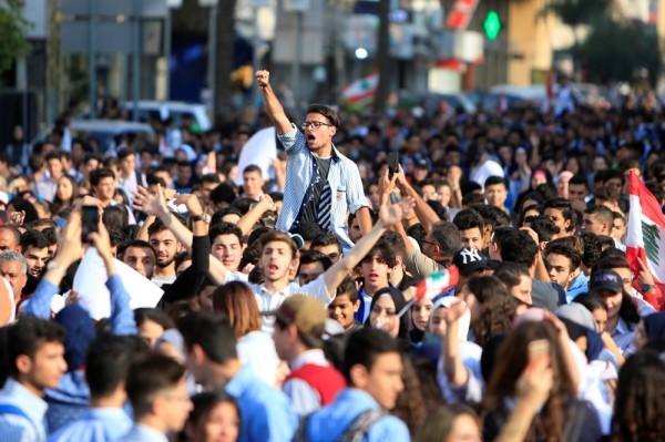 طلاب لبنان يقودون الاحتجاجات: لا تدريس حتى يسقط الرئيس