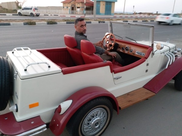 12 عاماً في الإمارات تحقق حلم فلسطيني بامتلاك أسطول سيارات كلاسيكية