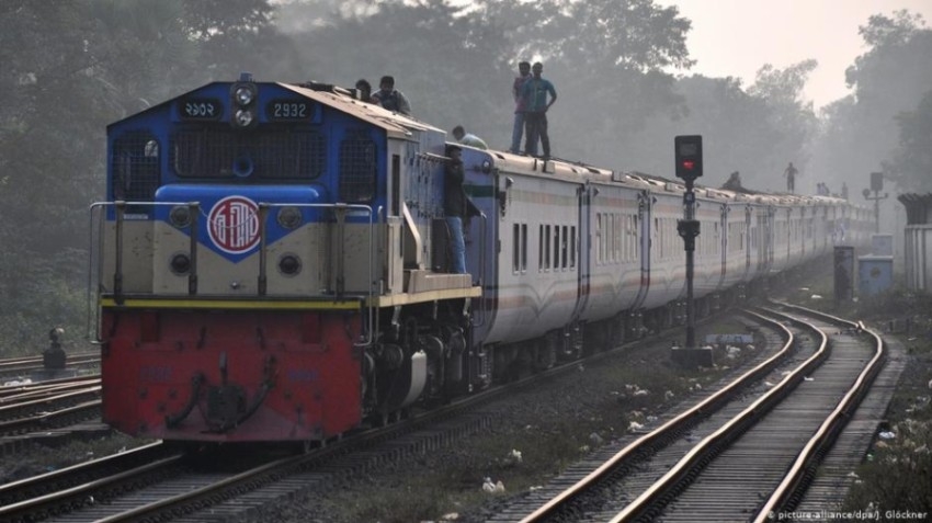 مقتل 15 شخصاً على الأقل جراء تصادم قطارين في بنغلاديش