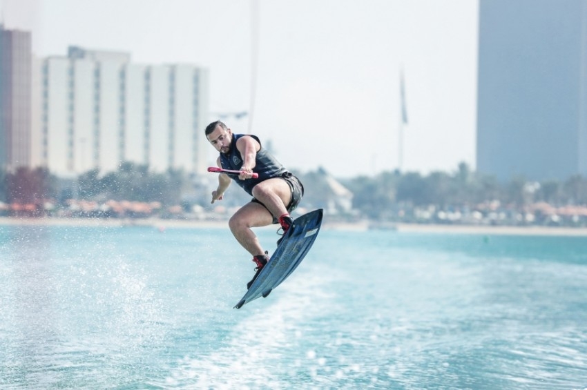 أبوظبي تستضيف بطولة العالم للتزلج على الماء بمشاركة 160 متسابقاً