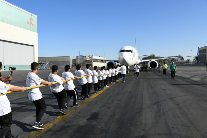 30 طالباً يسحبون "بوينغ 737" لـ150 متراً في دبي