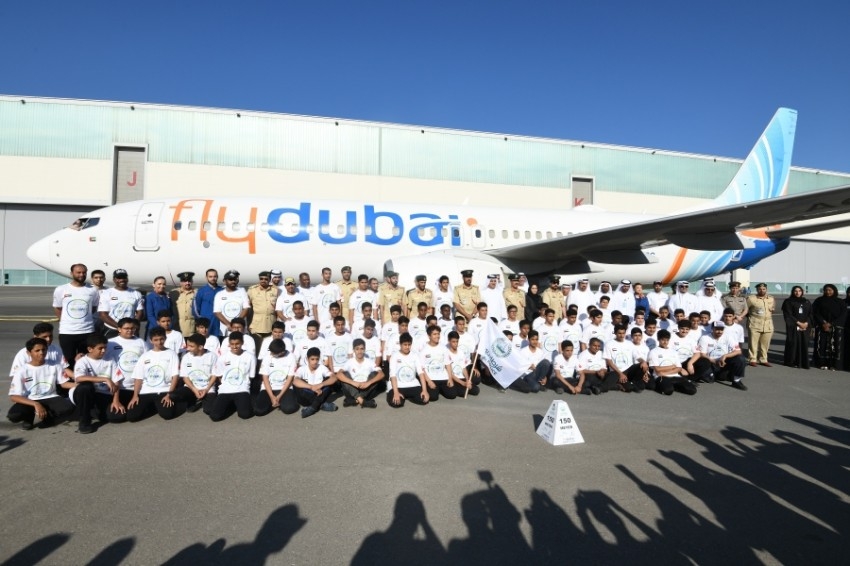 30 طالباً يسحبون "بوينغ 737" لـ150 متراً في دبي