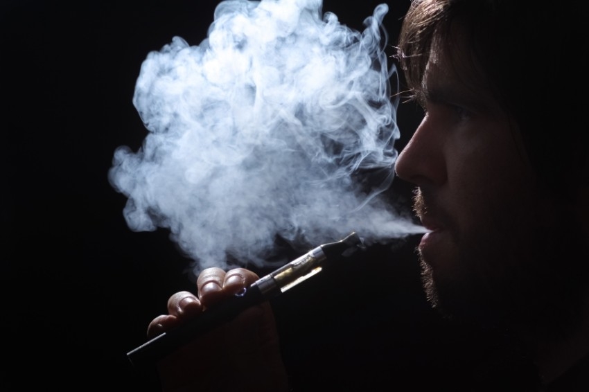 «وباء السجائر الإلكترونية».. رقم جديد في سجل الوفيات