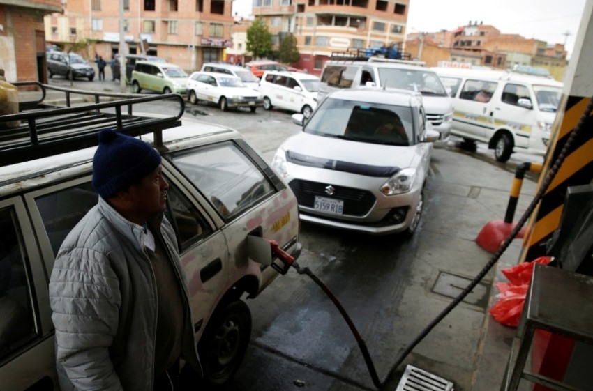 إيران تقنن وترفع أسعار البنزين 50%