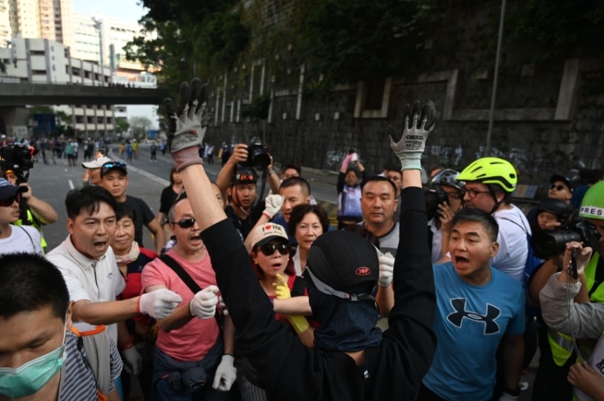 مسيرة مؤيدة لحكومة هونغ كونغ بعد أسابيع من الفوضى