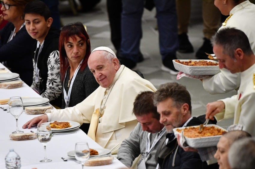 1500 فقير ومشرد على مائدة البابا فرنسيس