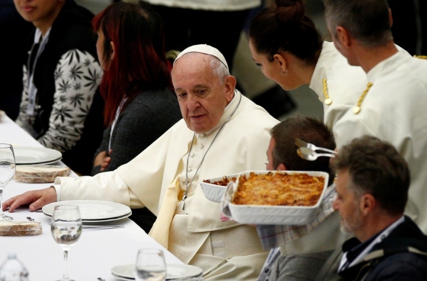 1500 فقير ومشرد على مائدة البابا فرنسيس