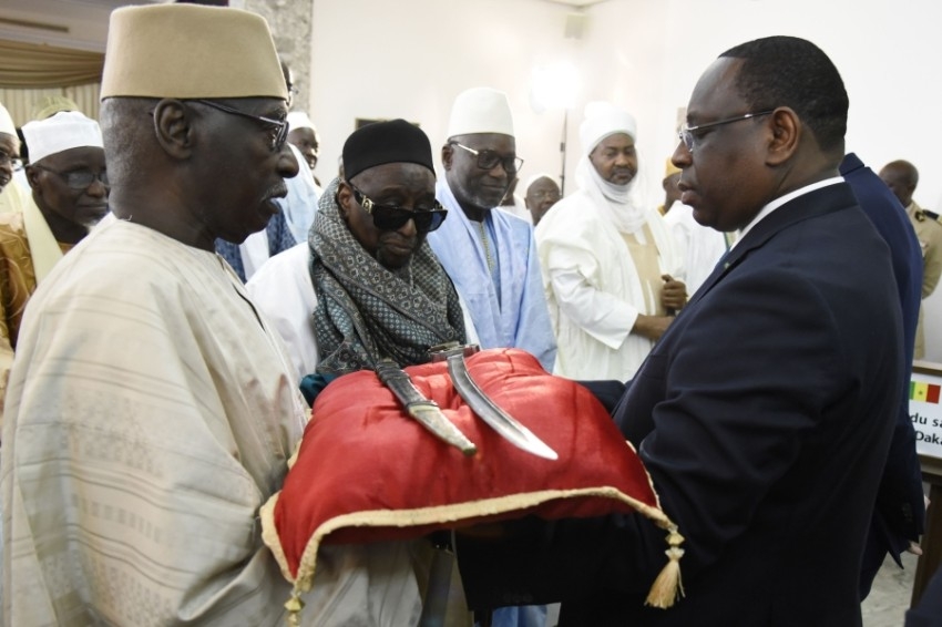 فرنسا تسلم السنغال سيفاً مفعماً بالتاريخ