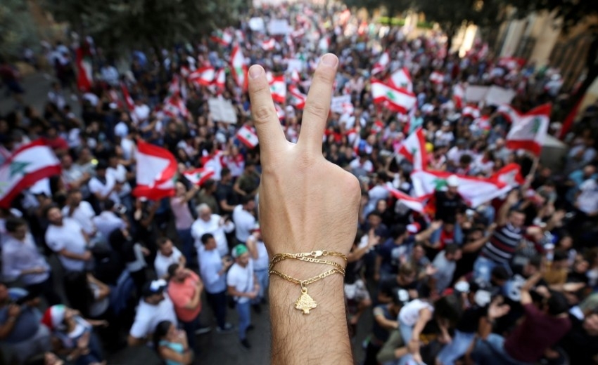 اشتباكات بين محتجين وقوات أمن في لبنان.. والمصارف تفتح أبوابها اليوم