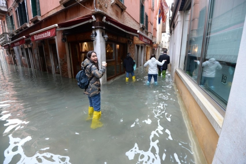رغم الفيضان.. السياح يستمتعون في البندقية