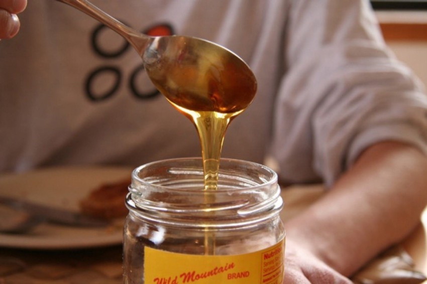 احذروا إعادة الملعقة في إناء العسل بعد تذوقه
