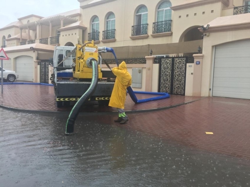 بلدية دبي: سحب المياه المتسربة إلى السوق الصيني