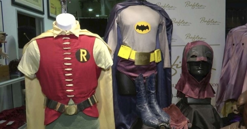 ملابس "باتمان" في الستينات معروضة للبيع في مزاد