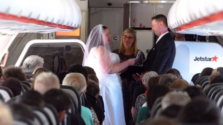 حفل زفاف على ارتفاع 37 ألف قدم