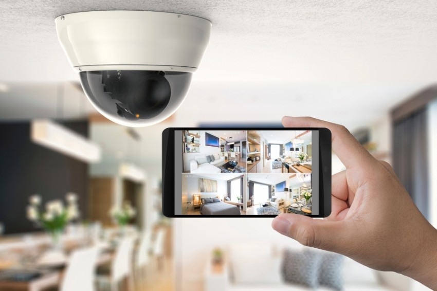 كاميرات المراقبة المنزلية.. الربط بالإنترنت يعرِّضها للاختراق وإخفاؤها مخالف للقانون