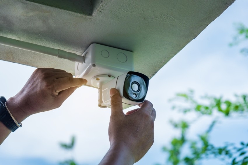 كاميرات المراقبة المنزلية.. الربط بالإنترنت يعرِّضها للاختراق وإخفاؤها مخالف للقانون